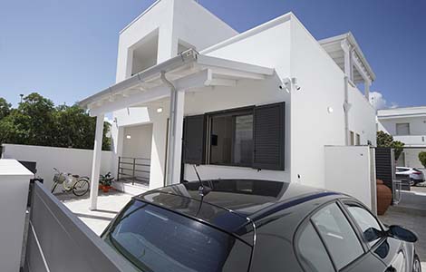 Exterior of holiday home.
-Parking space.